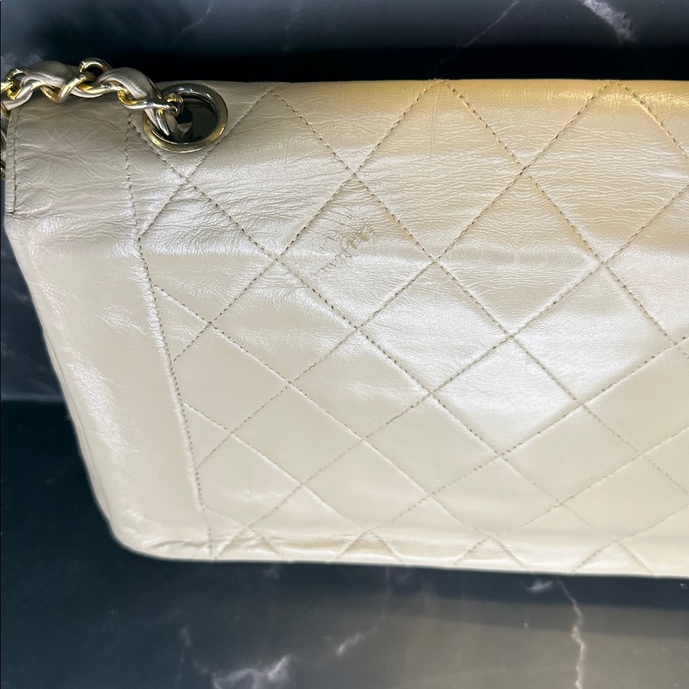 CHANEL Beige Quilted Shoulder Bag with Gold Chain - Picture 2 of 16